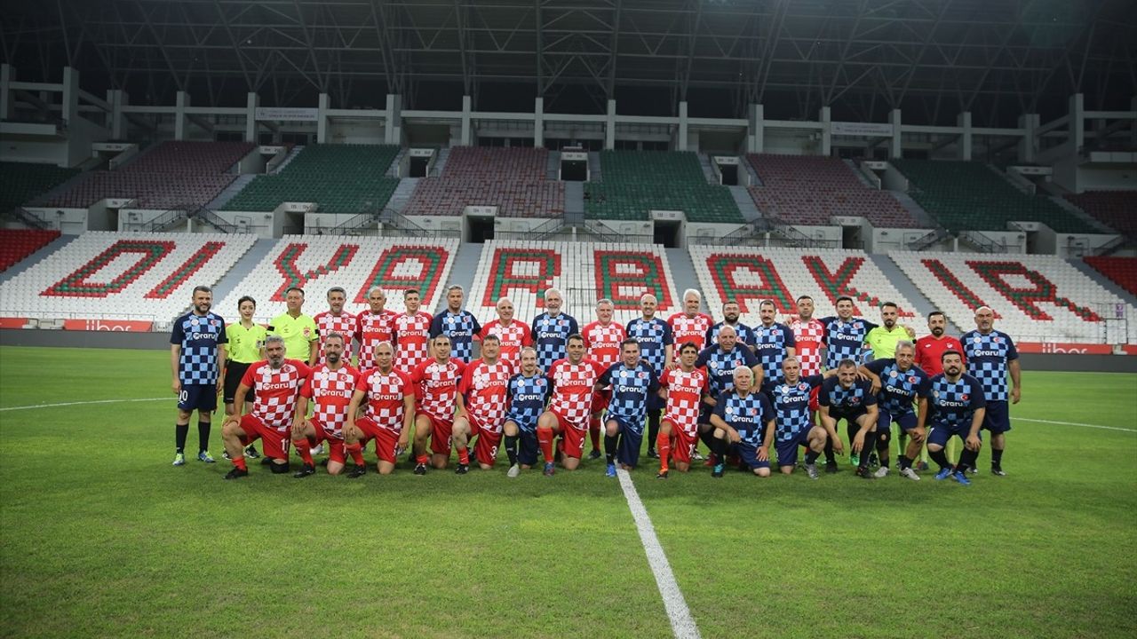 Gençlik ve Spor Bakanı Bak, Diyarbakır'da Gösteri Maçı'na Katıldı