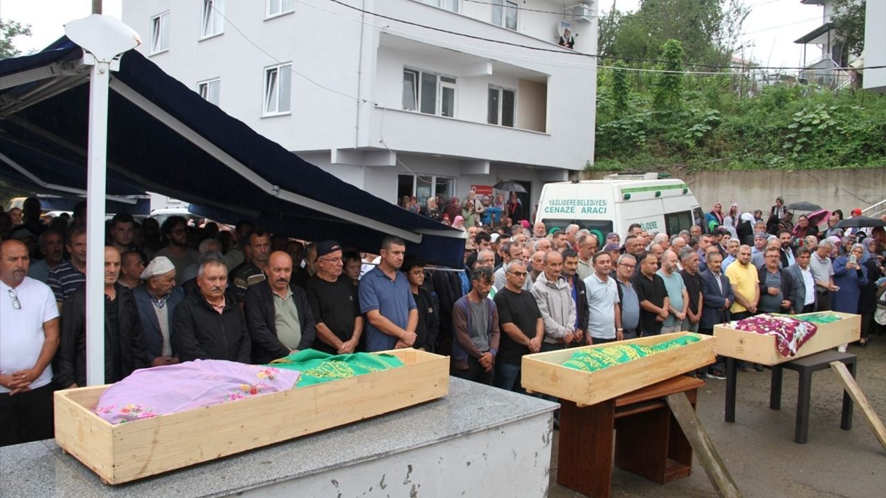 Giresun'da Uçurumdan Düşen Araçta Hayatını Kaybedenlerin Cenazesi Defnedildi