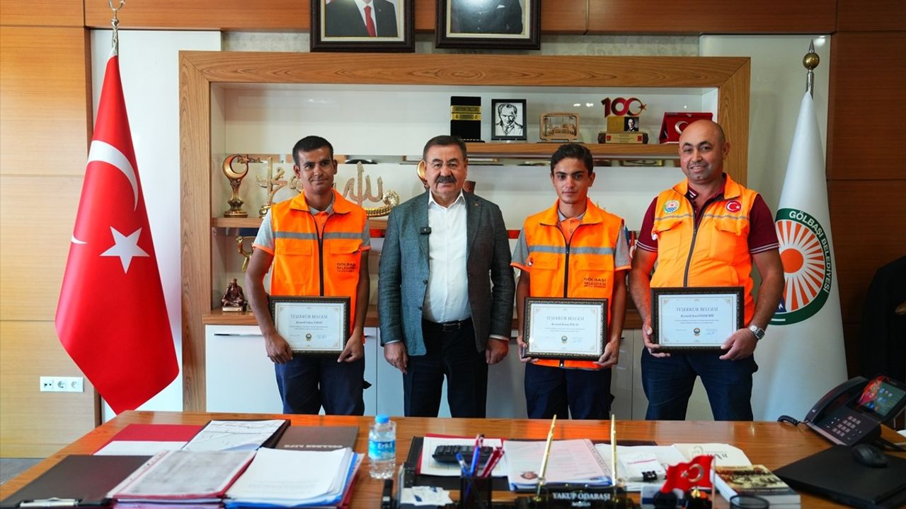 Gölbaşı'nda Temizlik İşçileri Altın ve Parayı Sahibine Ulaştırdı