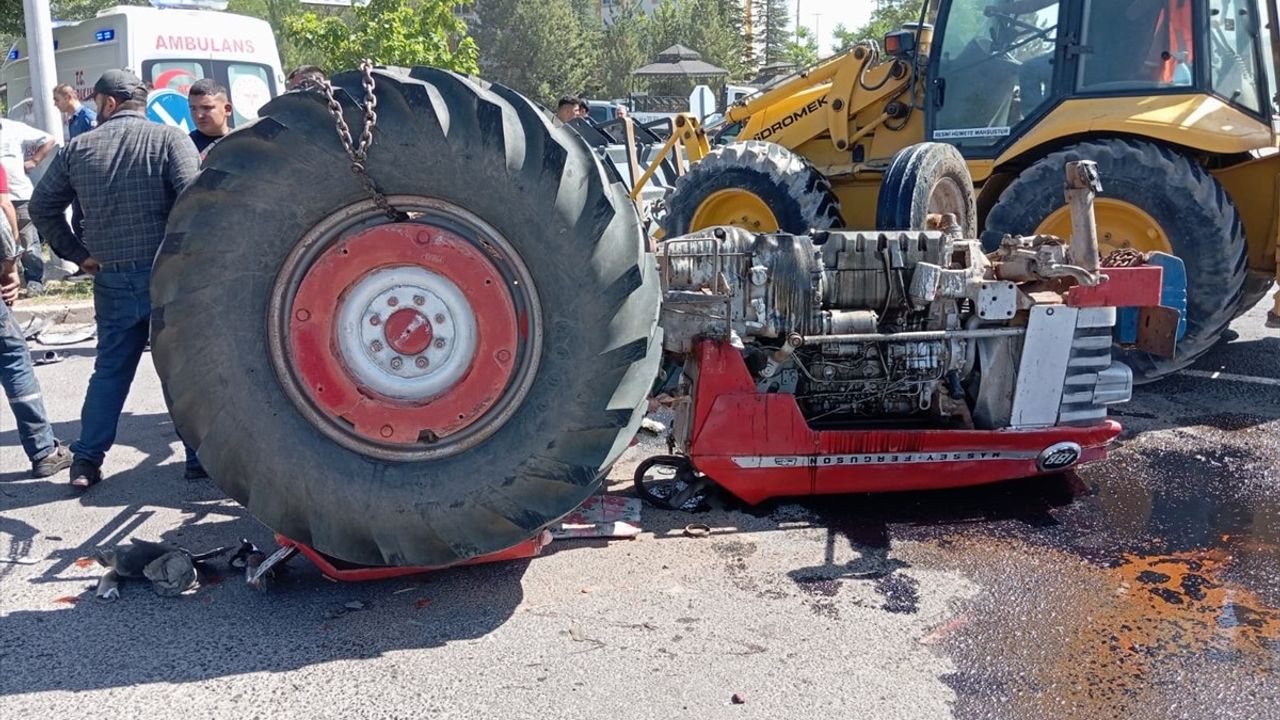 Gülşehir'de traktör ile hafif ticari araç çarpıştı: Sürücü ağır yaralandı