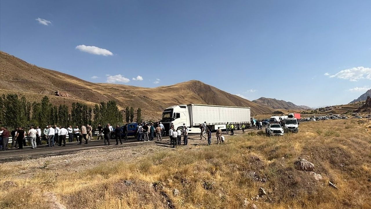 Hakkari'de Trafik Kazası: 4 Kişi Hayatını Kaybetti