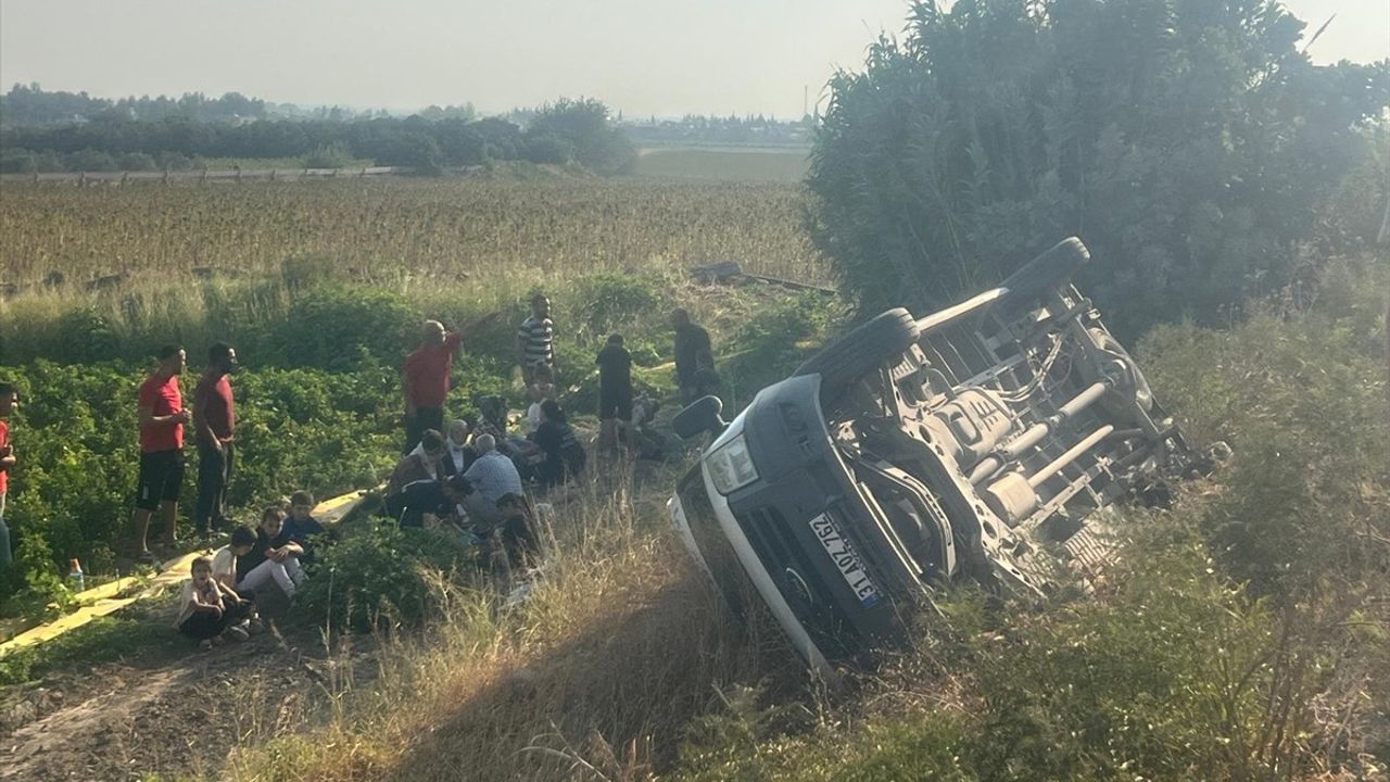 Hatay'da Minibüs Devrildi: 13 Yaralı