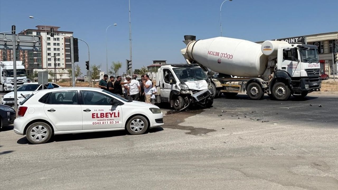 Hatay'da Otomobil ve Çekici Çarpışması: 3 Kişi Hayatını Kaybetti