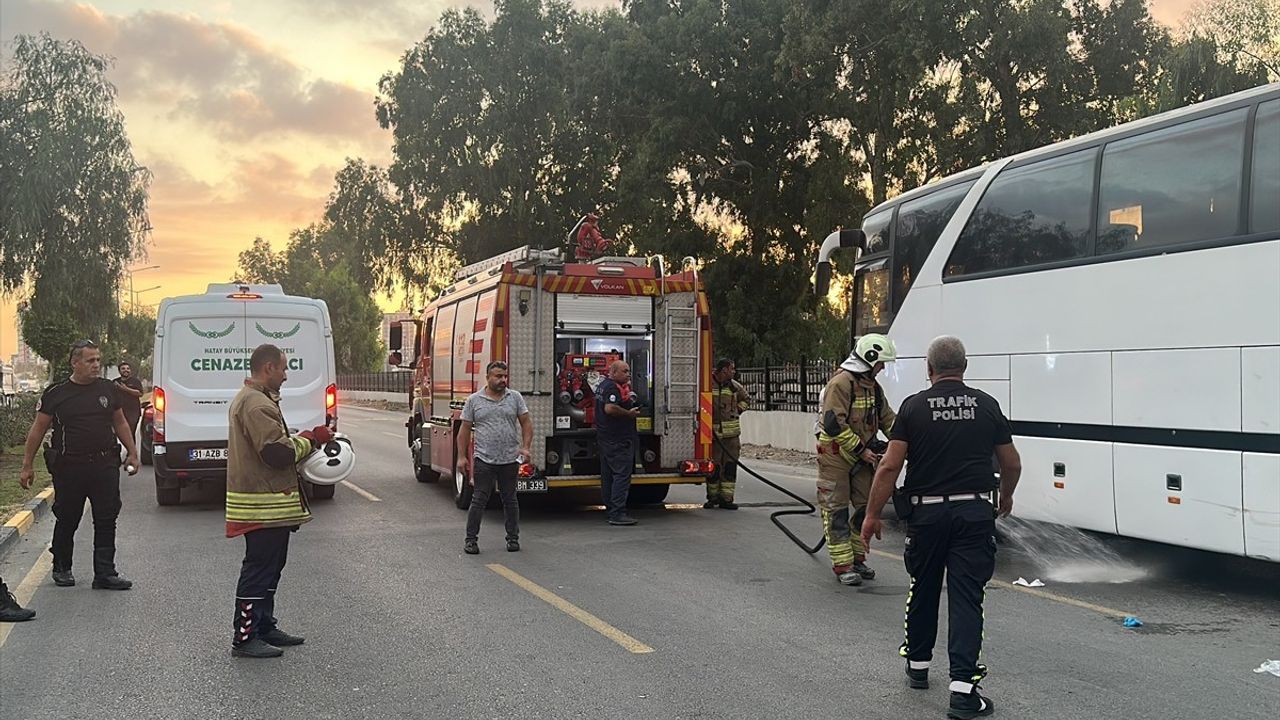 Hatay'da Trafik Kazası: Otobüs Altında Kalan Kişi Hayatını Kaybetti