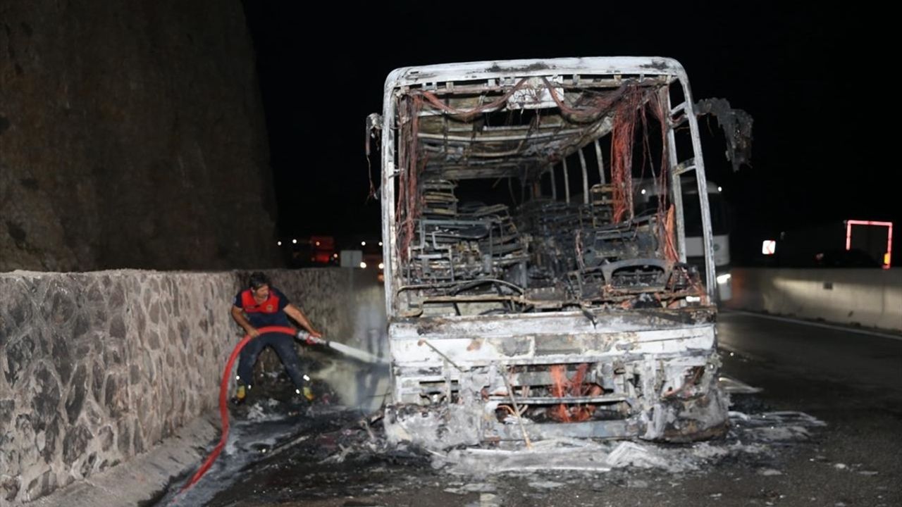 Hatay'da Yolcu Otobüsünde Yangın Paniği