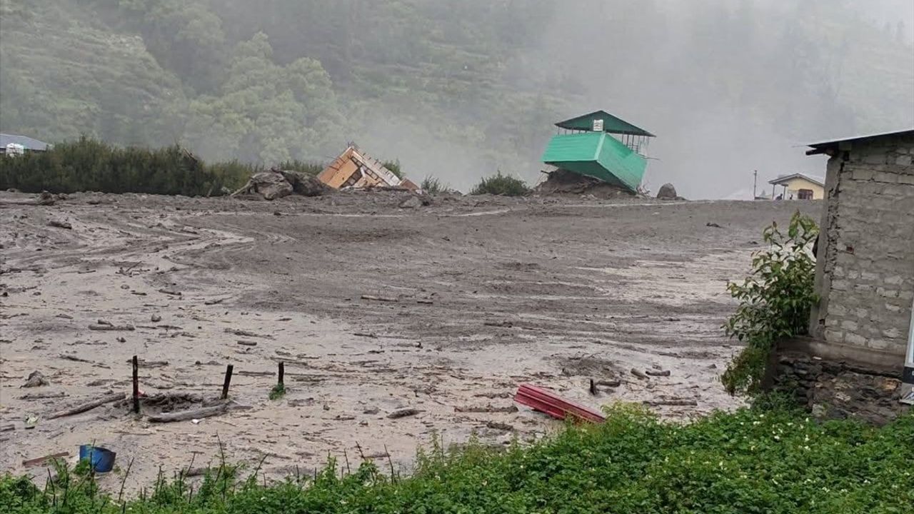Hindistan'da Heyelan Faciası: 4 Ölü, 50 Kayıp