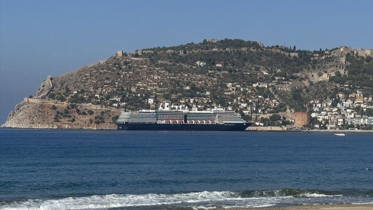 Hollanda Bayraklı Oosterdam Kaptanı Alanya Limanı'na Demirledi