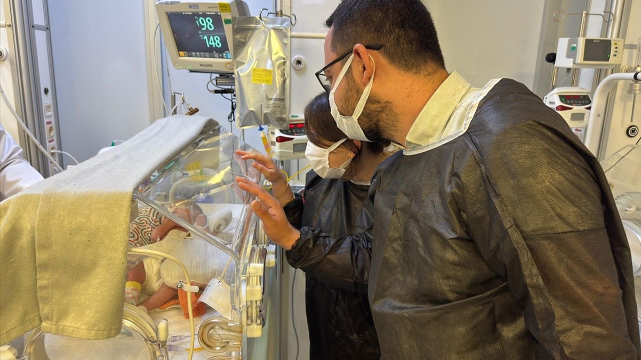 İç Organları Dışarıda Doğan Deniz Kaan Bebek Hayata Tutundu