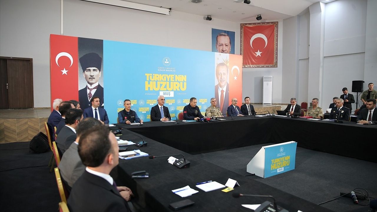 İçişleri Bakanı Yerlikaya, Muş'ta Uyuşturucu ile Mücadele ve Güvenlik Toplantısı Düzenledi