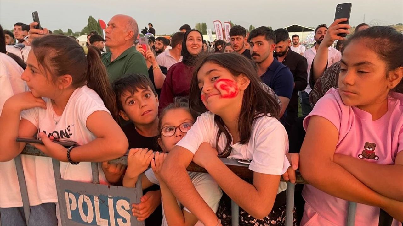 İsmail Altunsaray Malazgirt'te Konser Verdi