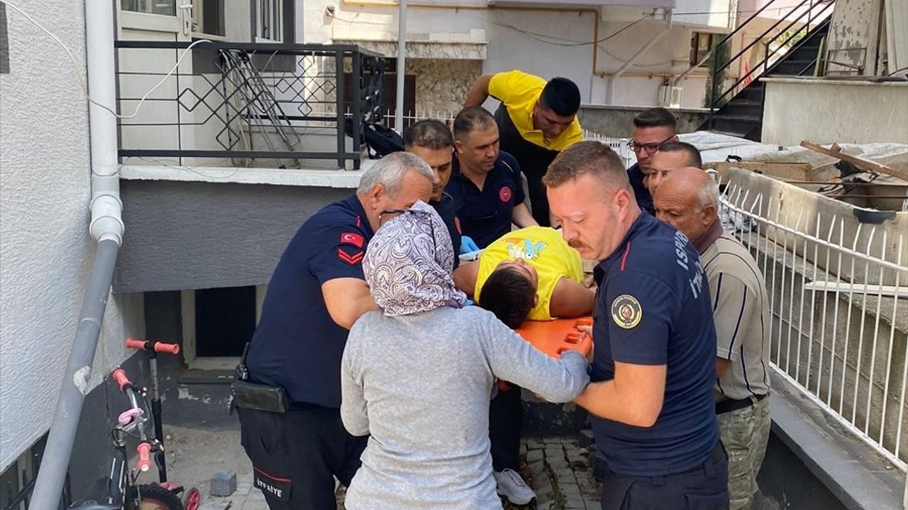 Isparta'da Oyun Kazası: 12 Yaşındaki Çocuğa Demir Korkuluk Saplandı