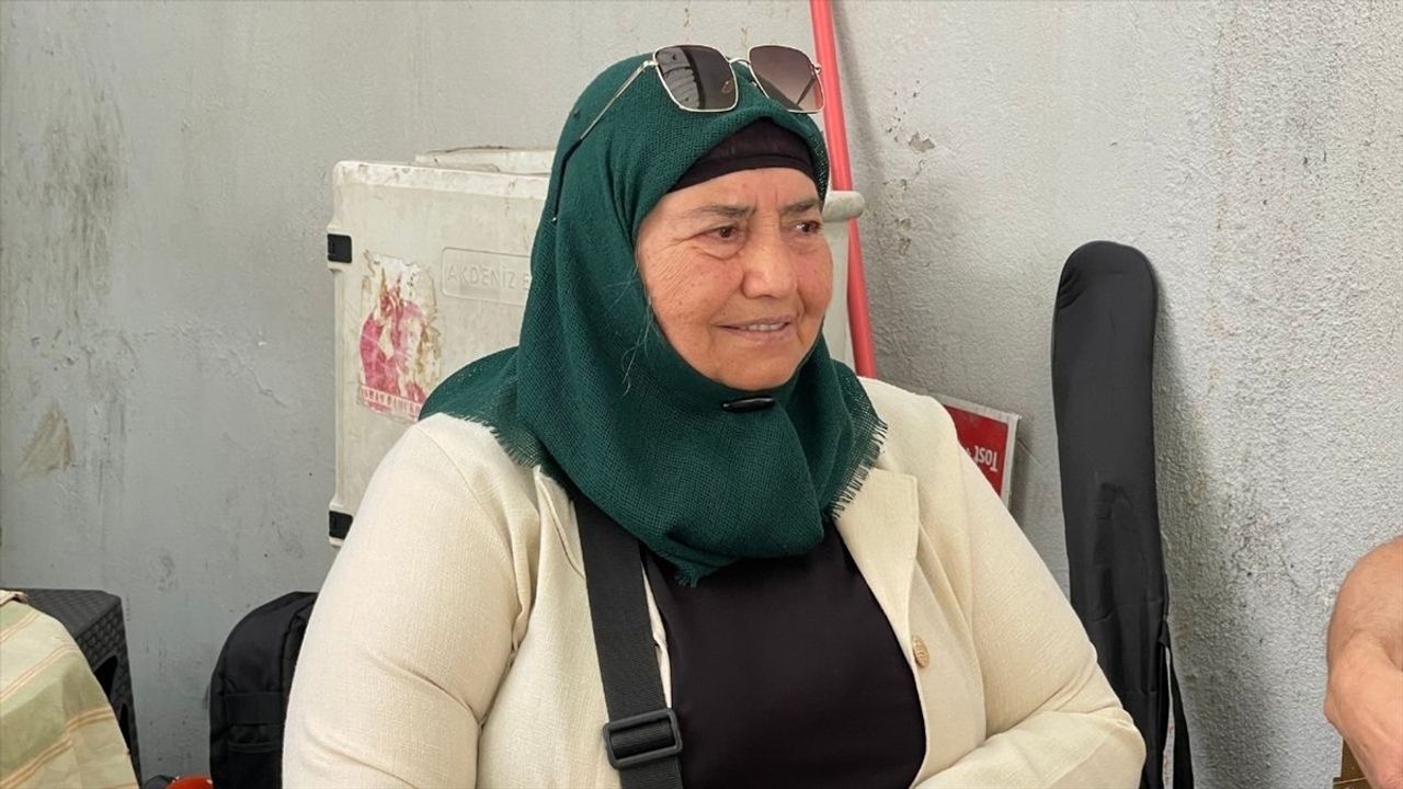 Isparta'daki Depremzede Kadın Müzikle Moral Buluyor