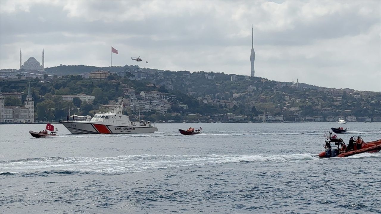 İstanbul Boğazı'nda Kaybolan Yüzücü İçin Arama Çalışmaları Devam Ediyor