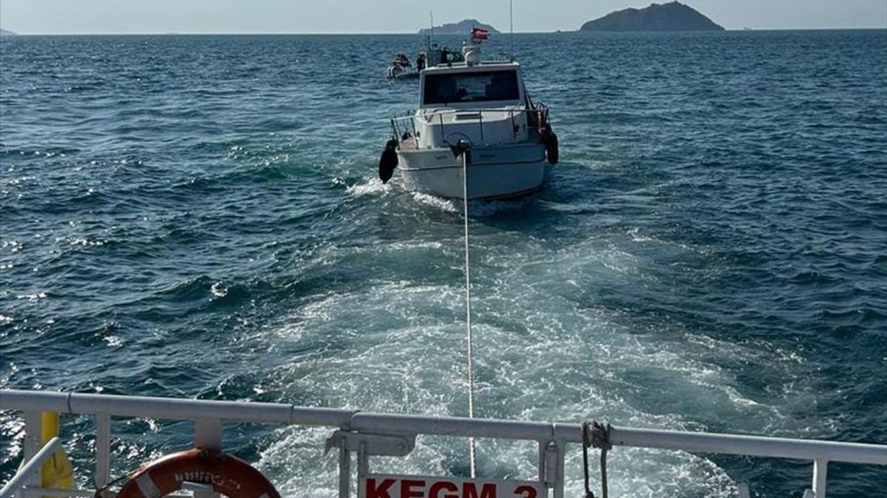 İstanbul Boğazı'nda Sürüklenen Tekne Kurtarıldı
