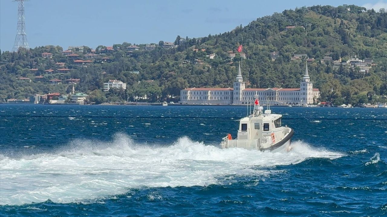 İstanbul Boğazı'nda Yüzücü Kayboldu