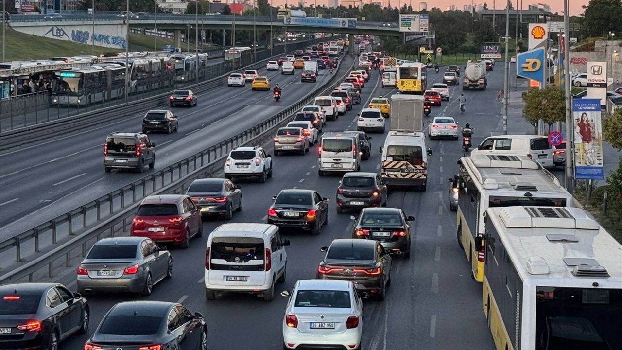 İstanbul'da Akşam Trafik Yoğunluğu Artıyor