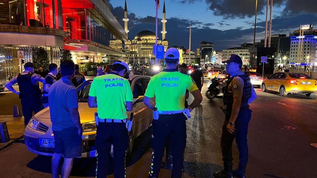 İstanbul'da Huzur Uygulaması: Polis Helikopteri de Destek Verdi