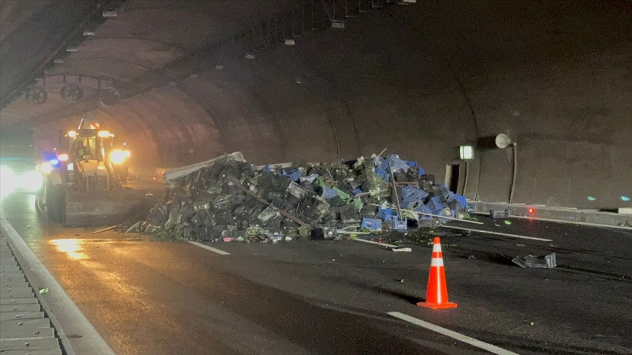 İstanbul'da Tır Kazası Tüneli Kapattı