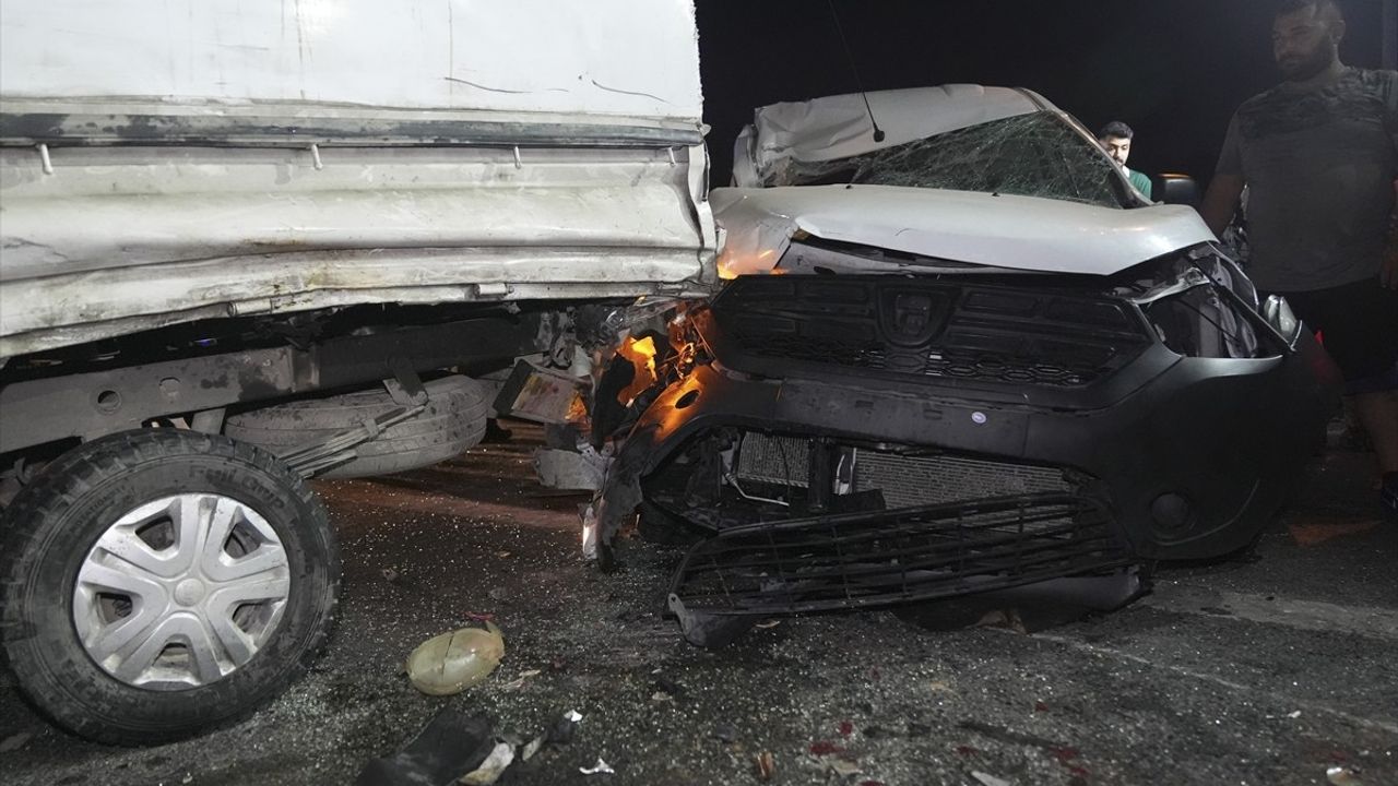 İstanbul'da Trafik Kazası: 3 Yaralı