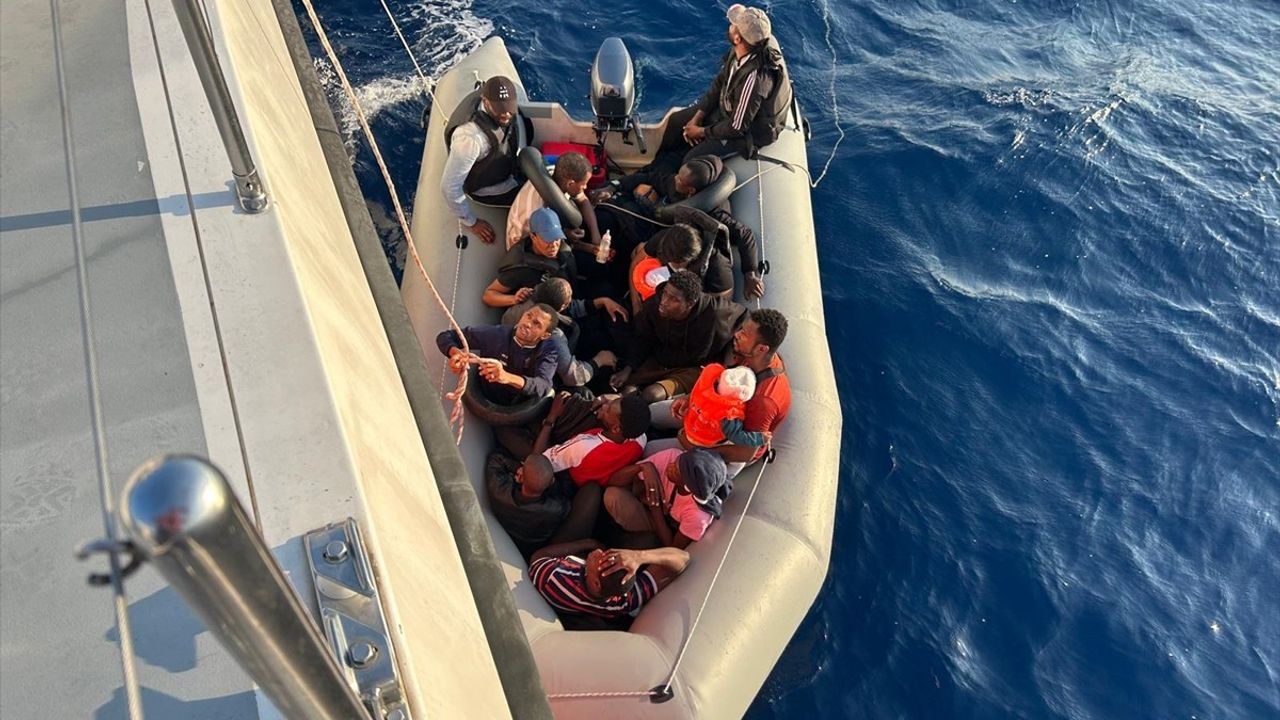 İzmir Açıklarında 34 Düzensiz Göçmenle İlgili Gelişmeler