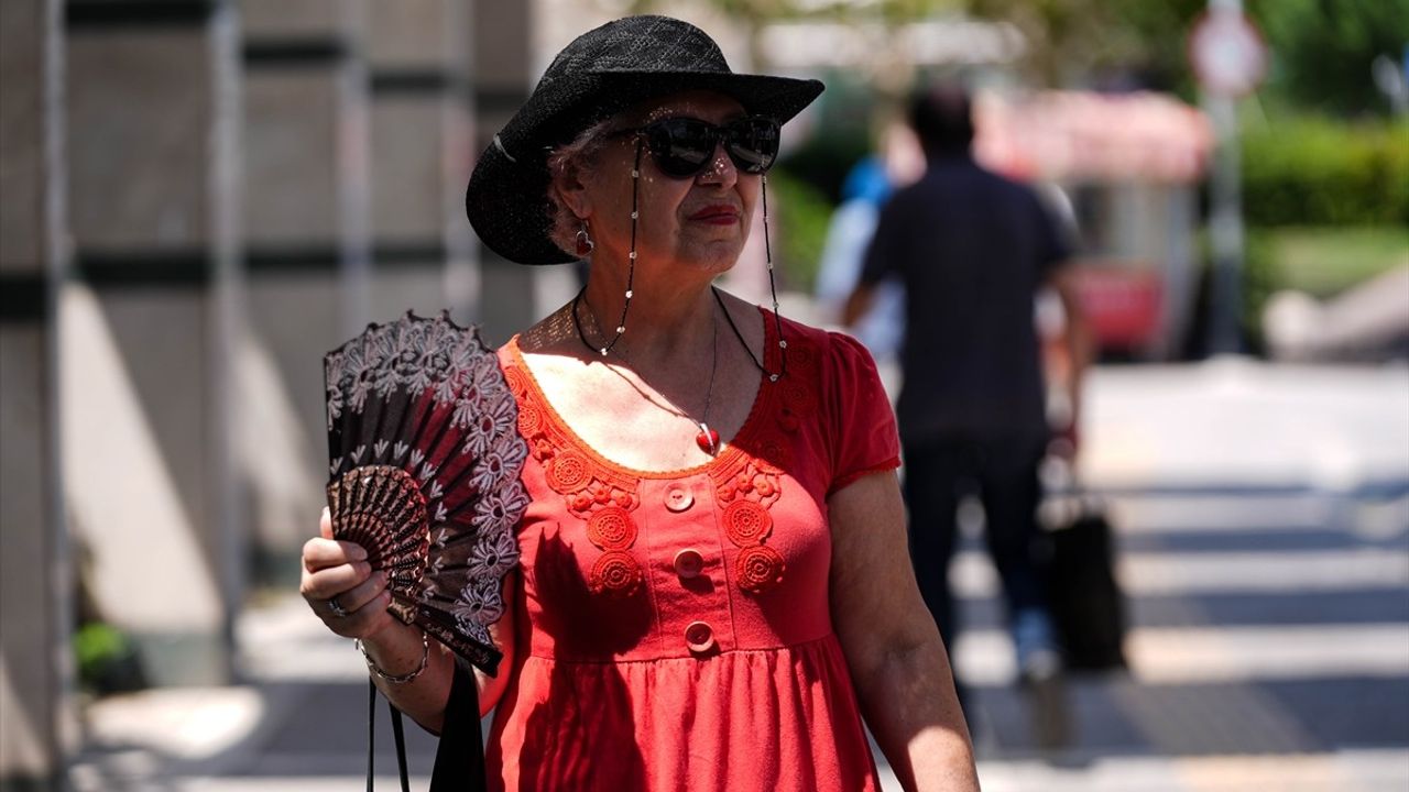 İzmir'de Aşırı Sıcaklar Vatandaşları Bunalttı