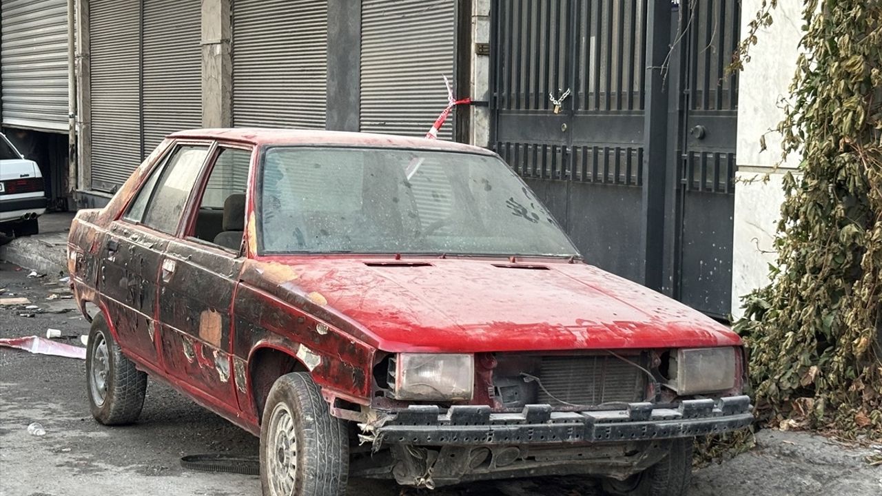İzmir'de Çöp Alanında Yangın: 6 Araç Hasar Gördü