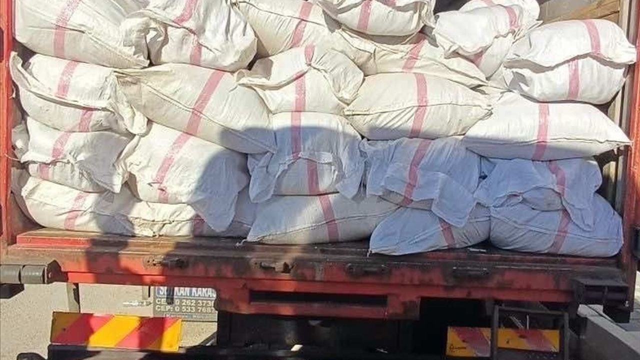 İzmir'de Kaçakçılık Operasyonu: 4 Şüpheli Yakalandı