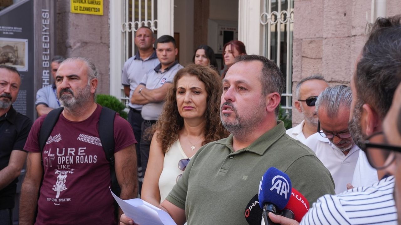 İzmir'de kooperatif hak sahipleri belediye önünde 'mezar taşı' eylemi