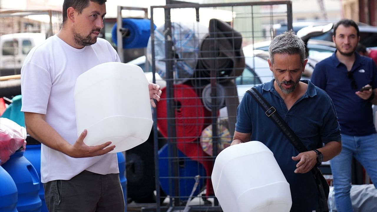 İzmir'de Su Kesintileri Nedeniyle Bidon Satışları Artıyor