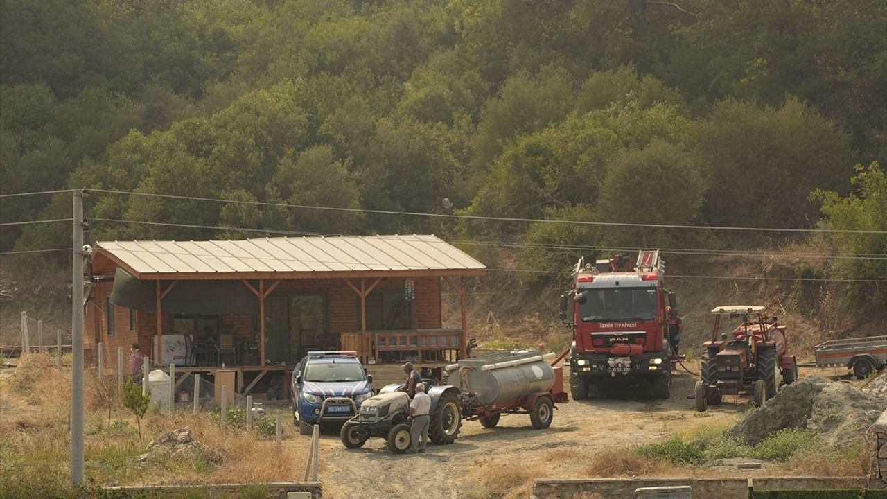İzmir'de Tarım Yangını Ormana Sıçradı
