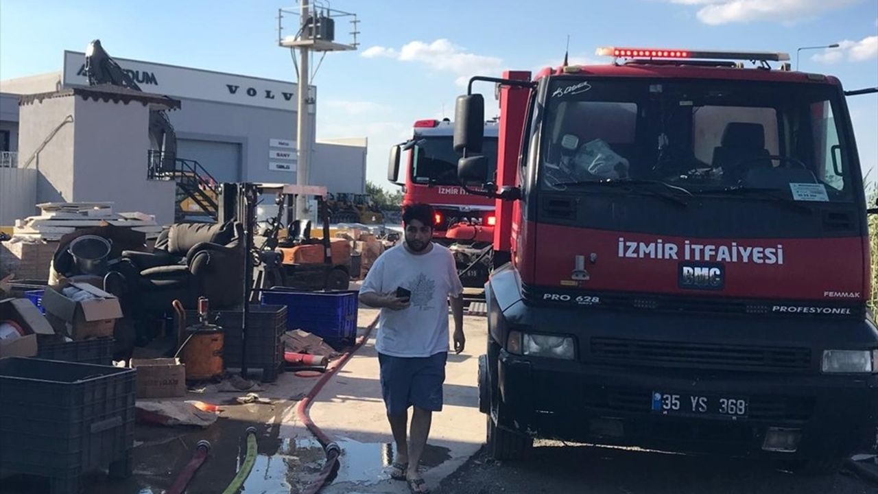 İzmir Menemen'de Fabrika Yangını Kontrol Altına Alındı