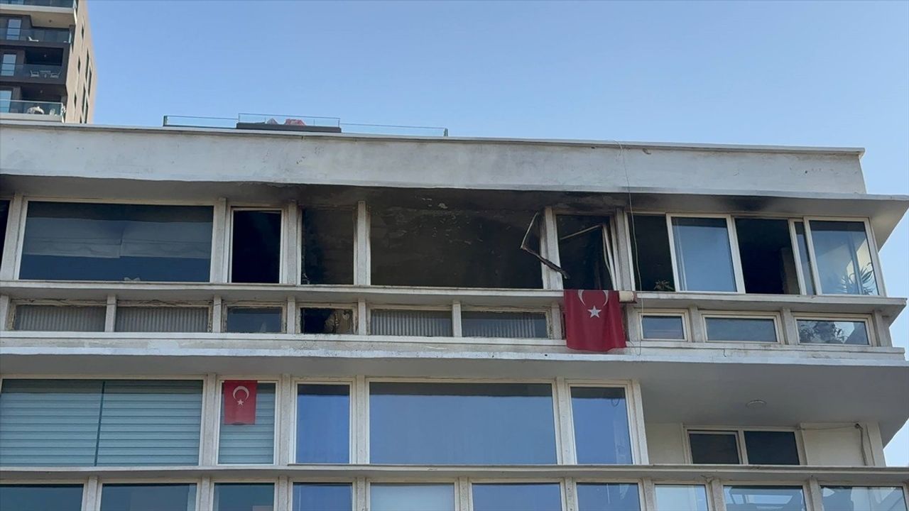 Kadıköy'de 4. Kat Yangını Kontrol Altına Alındı