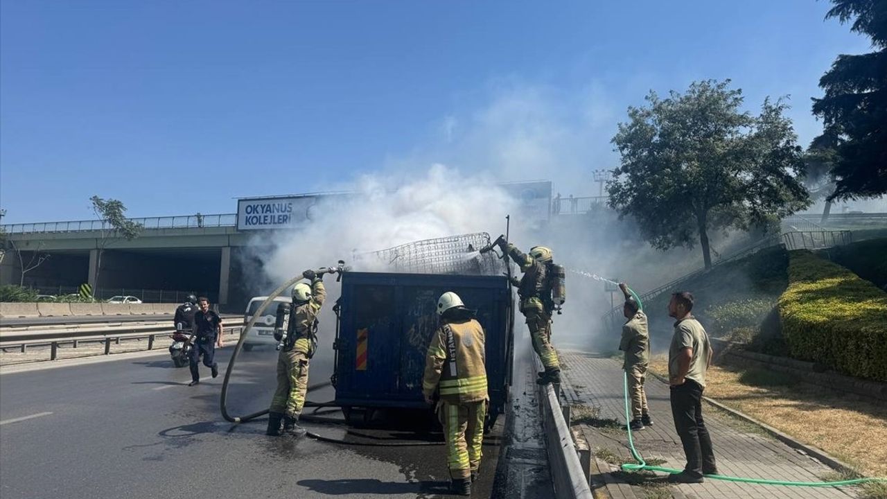 Kadıköy'de Seyir Halindeki Kamyonetin Dorsesi Yandı