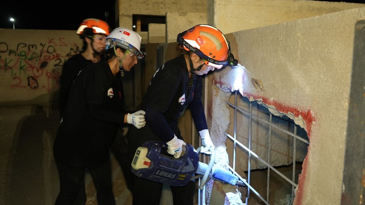 Kahramanmaraş'ta Kadınlardan Oluşan Arama Kurtarma Ekibi Eğitim Gerçekleştirdi