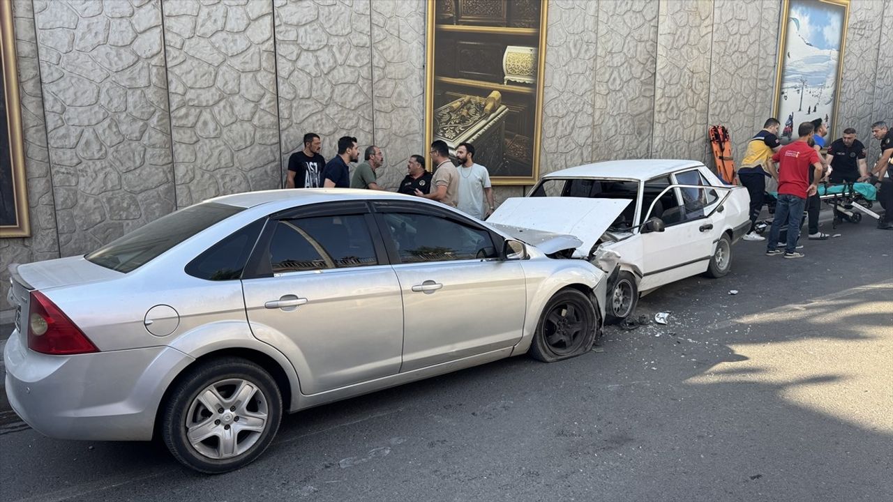 Kahramanmaraş'ta Otomobil Çarpışması: 3 Yaralı