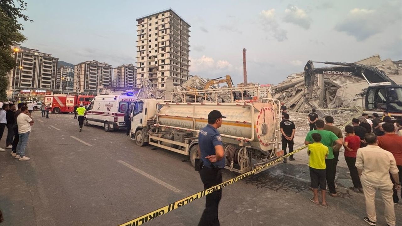 Kahramanmaraş'ta Yıkım Sırasında İş Makinesi Devrildi