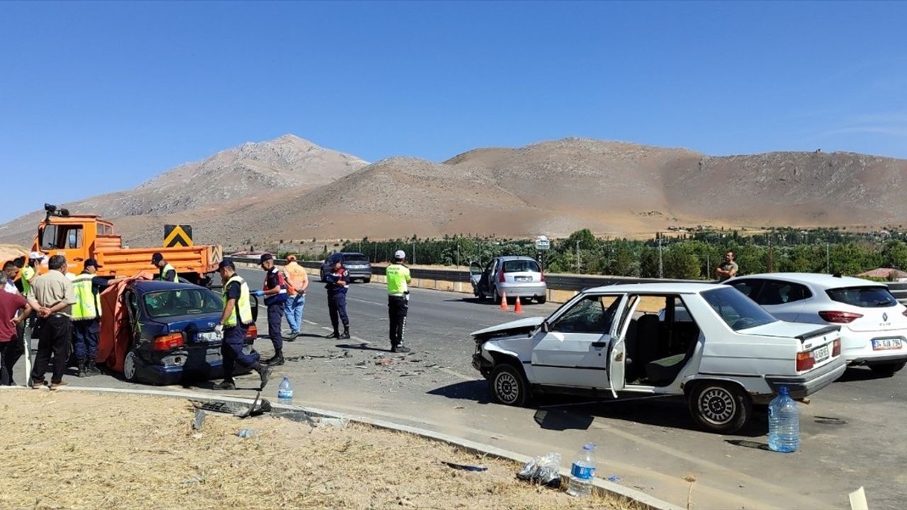 Kahramanmaraş'ta Zincirleme Trafik Kazası: 1 Ölü, 8 Yaralı