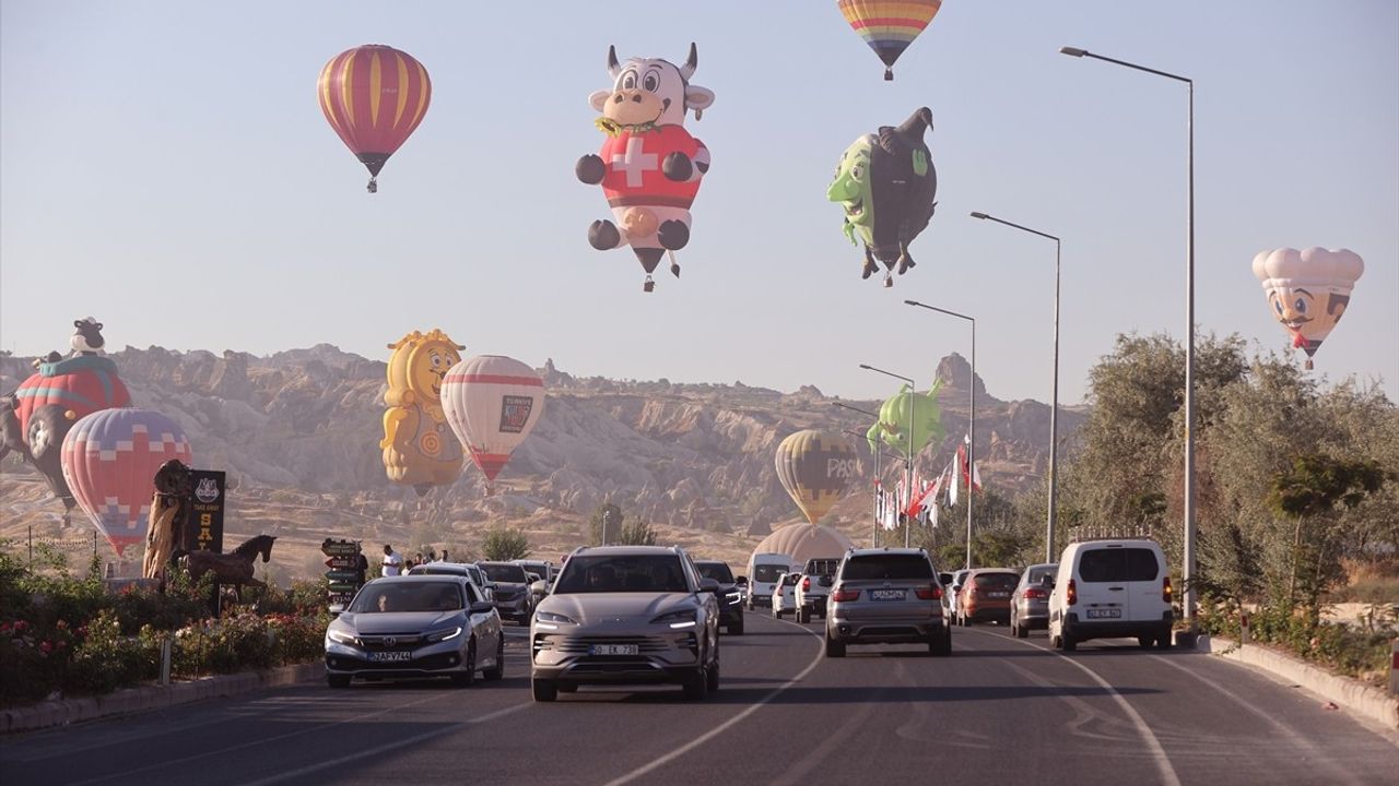 Kapadokya'da Renkli Sıcak Hava Balonları Gösterisi