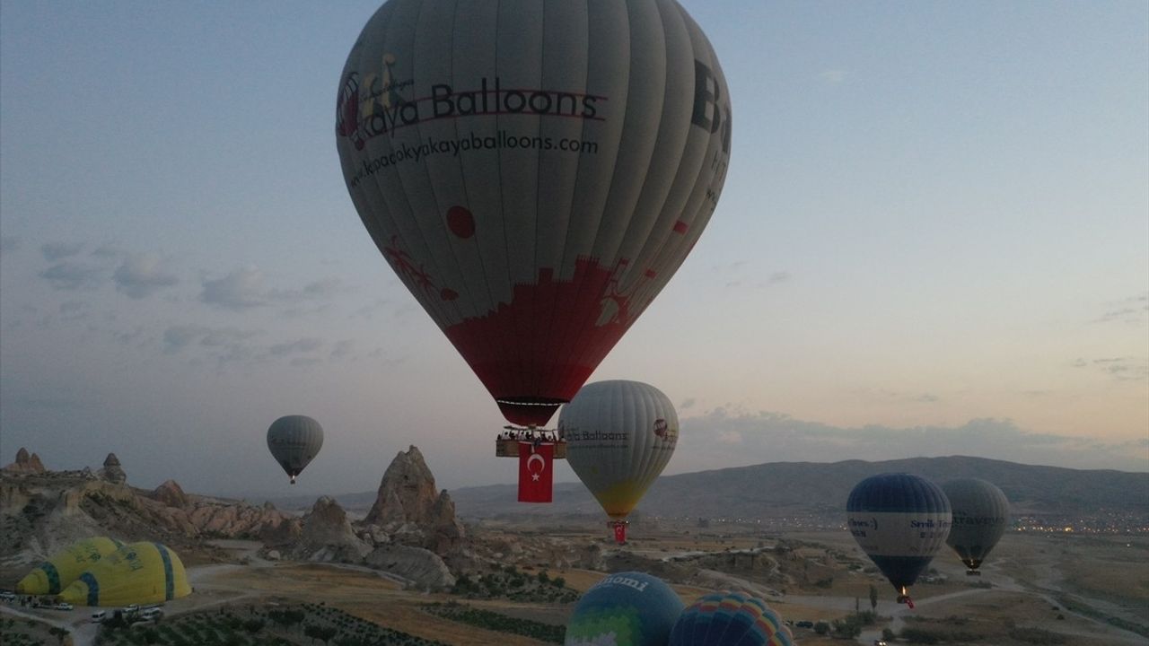 Kapadokya'da Sıcak Hava Balonları Zafer Bayramı İçin Uçtu