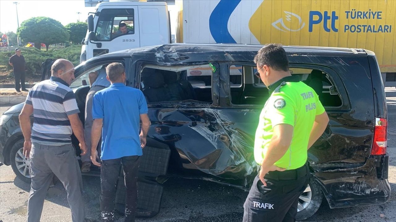 Karaman'da Turist Minibüsü ile Otomobil Çarpıştı: 8 Yaralı