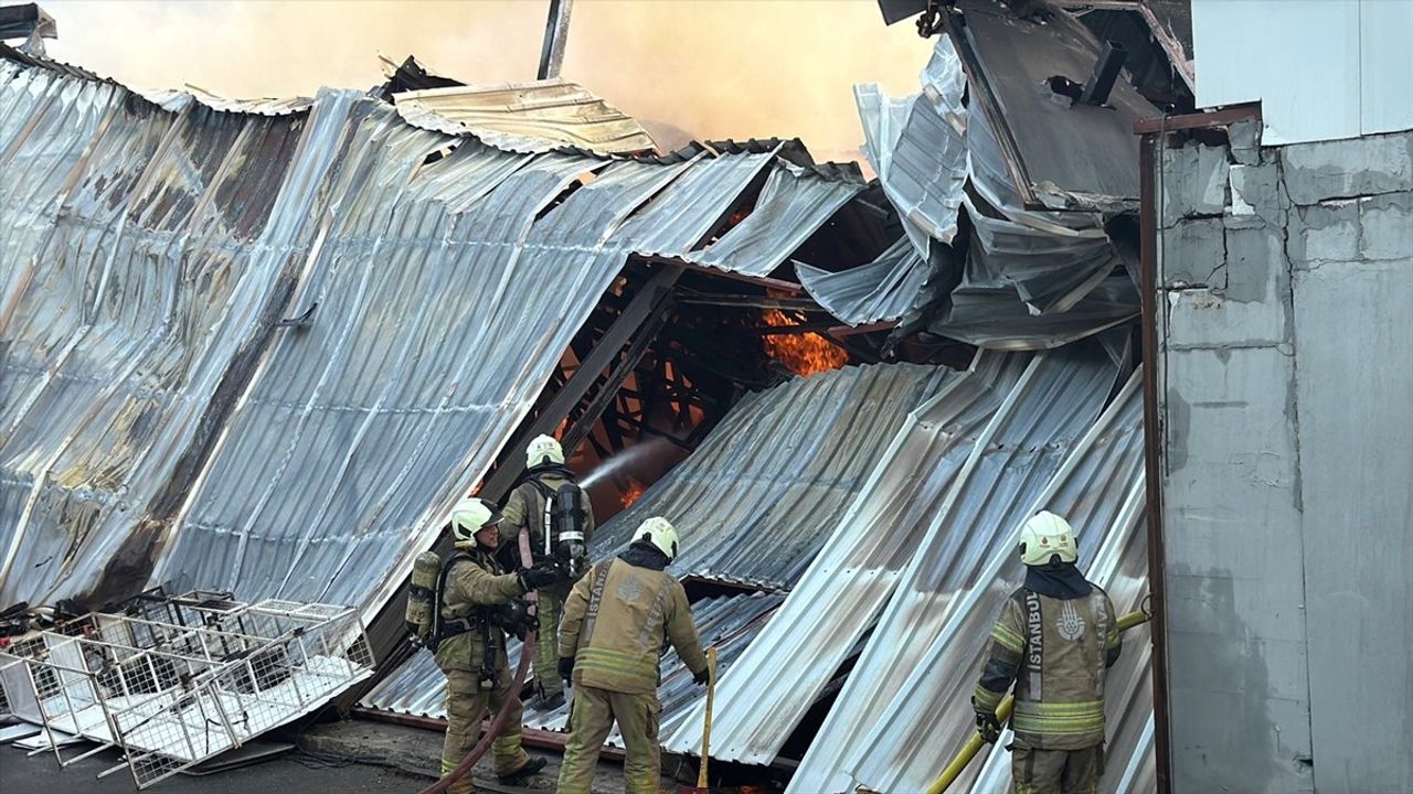 Kartal'da İş Yeri Yangını: İtfaiye Müdahale Ediyor