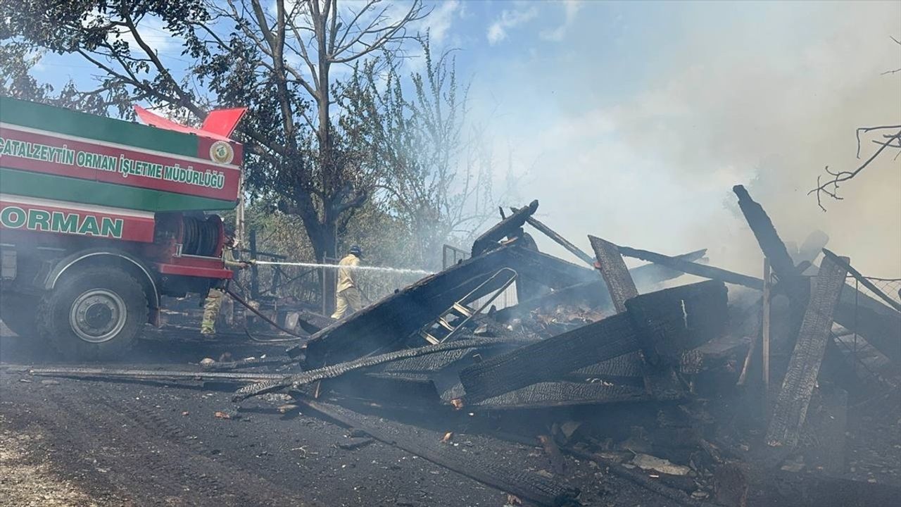 Kastamonu'da Çıkan Yangında Ev ve Ahır Kullanılamaz Hale Geldi