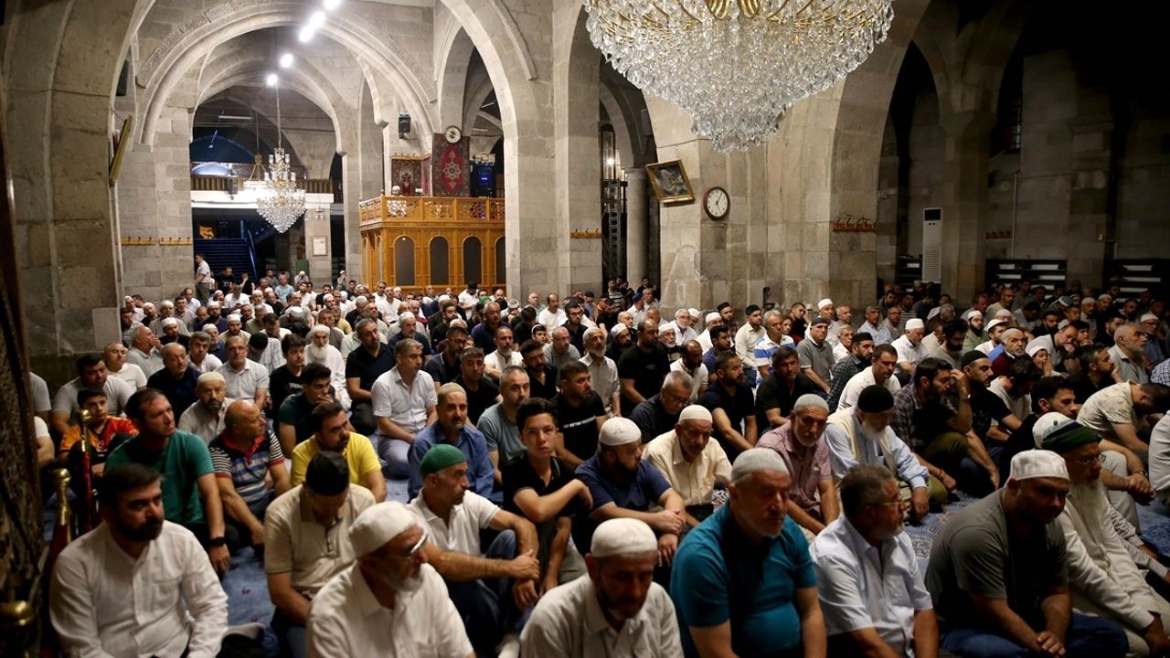 Kayseri'de Gurbetçiler Tarihi Cami Kebir'de Buluştu