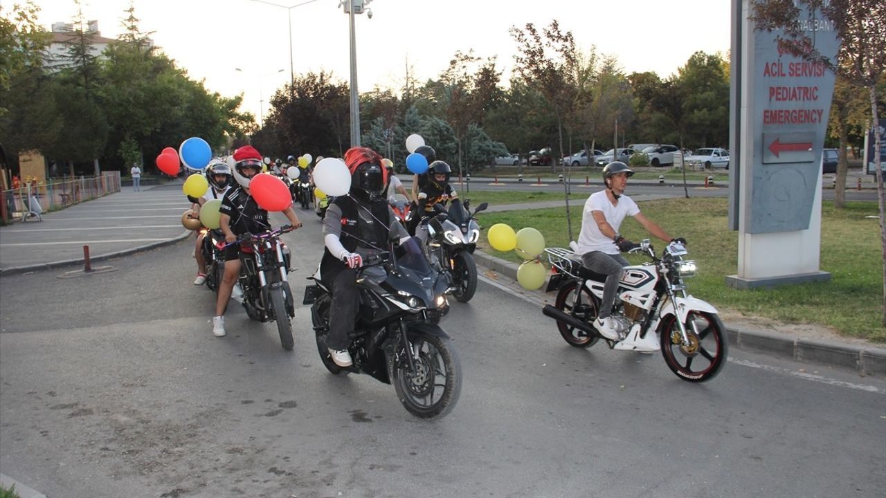 Kayseri'de Motosikletler Kanserli Çocuklar için Balon Uçurdu