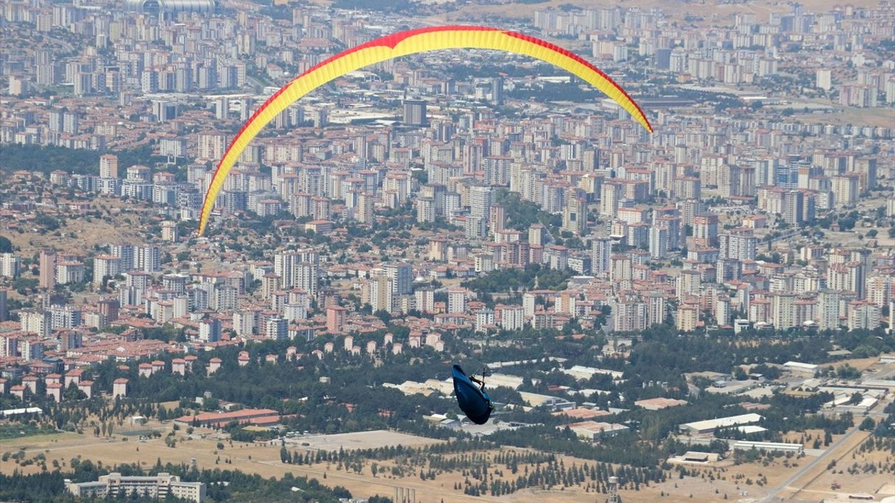 Kayseri'de Yamaç Paraşütü Heyecanı Sürüyor