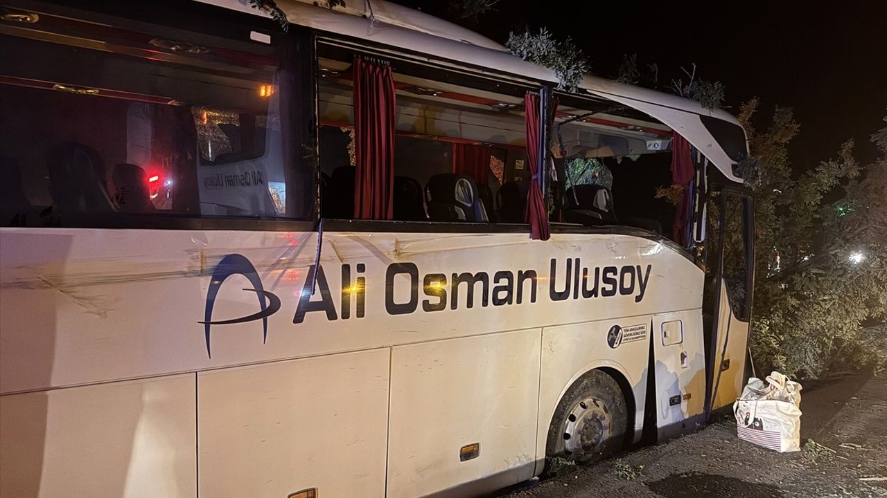 Kayseri'de Yolcu Otobüsü Kazası: 1 Ölü, 13 Yaralı