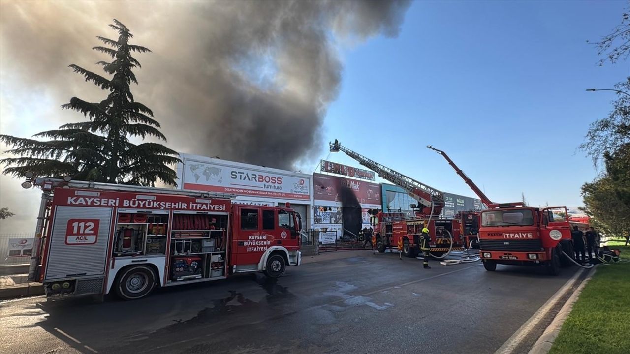 Kayseri OSB'deki Yangın Kontrol Altına Alınıyor