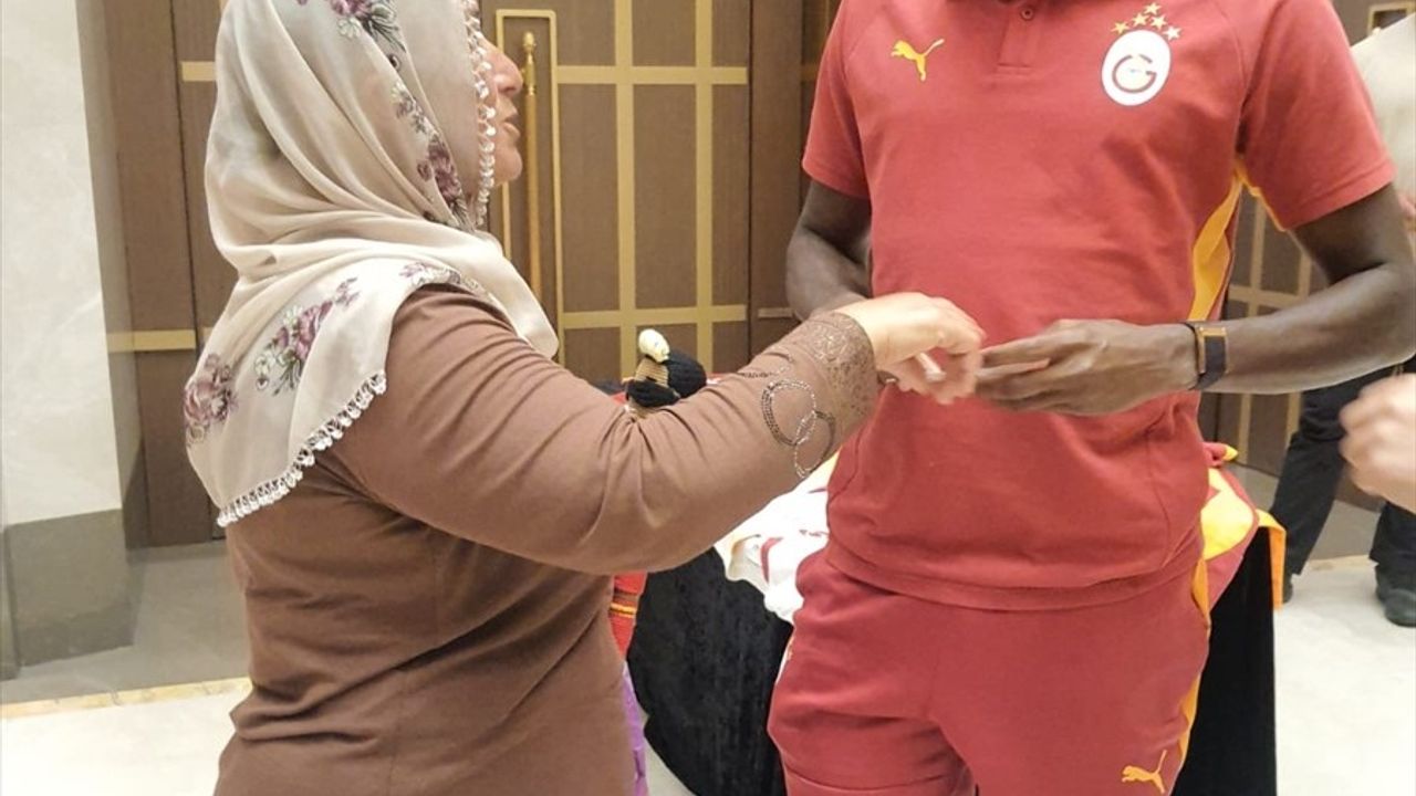 Kayserili Neslihan Teyze ve Osimhen'in Göz Dolduran Buluşması