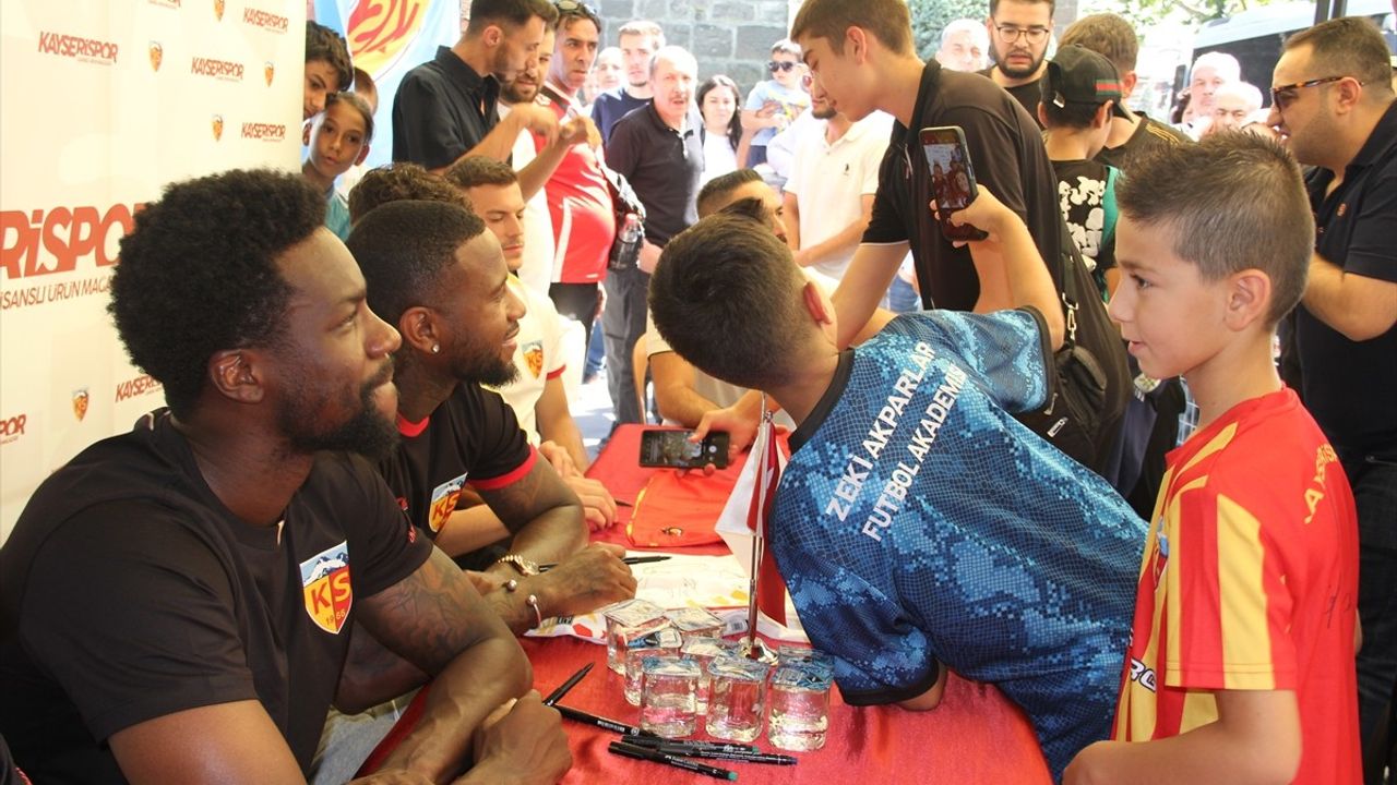 Kayserispor Futbolcuları Taraftarlarla Buluştu