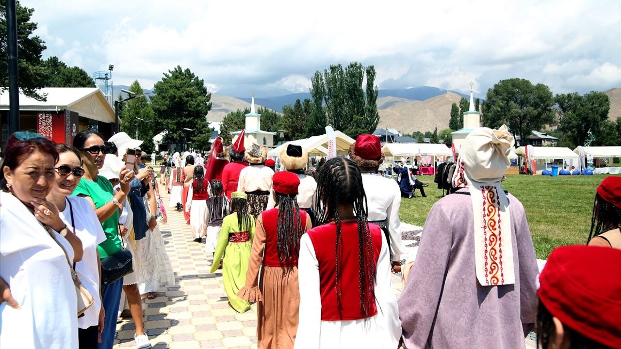 Kırgızistan'da Geleneksel Kültür ve Sanat Kongresi